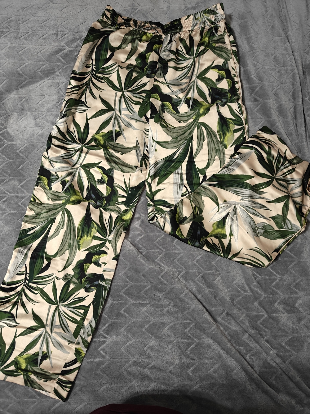 Victoria's Secret Lounge Pants with Green Tropical Leaf Print Size M